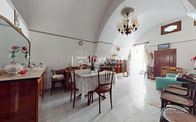 Casa indipendente con terrazzo in centro a Rutigli