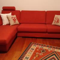 divano con penisola e cassettone 