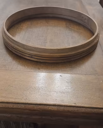 Antico telaio da ricamo in legno.
