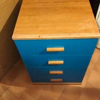 cassettiera con blu e comodino cameretta leggere