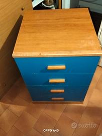 cassettiera con blu e comodino cameretta leggere