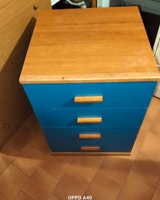 cassettiera con blu e comodino cameretta leggere