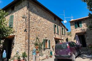 Casale del 900 e depandance in Umbria con oliveto