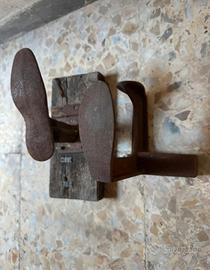 Attrezzi antichi del calzolaio 