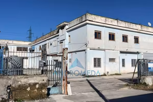 Immobile di 900 m² con 4 locali a Casandrino