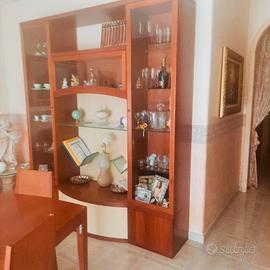 Soggiorno completo: mobile, tavolo e sedie.