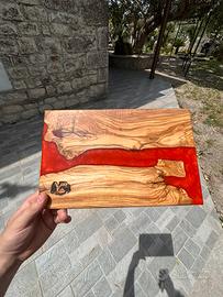 Tagliere artigianale in legno d'ulivo e resina
