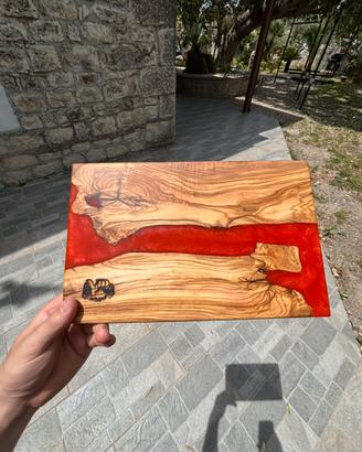 Tagliere artigianale in legno d'ulivo e resina