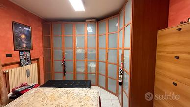 Armadio ad angolo in legno-vetro