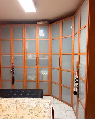 Armadio ad angolo in legno-vetro