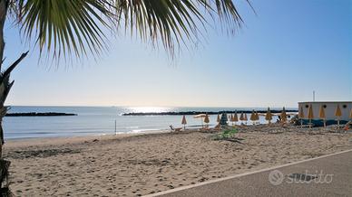 Cupra marittima a 10 metri dalla spiaggia