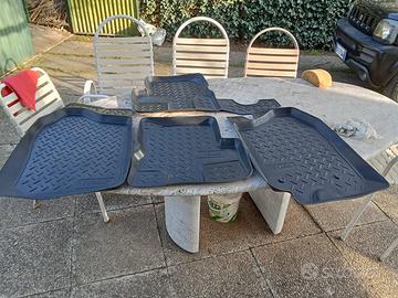 Tappetini in gomma con bordo per Suzuki Jimny