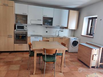  Cucina  completa di tavolo e 4 sedie