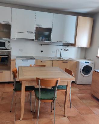  Cucina  completa di tavolo e 4 sedie