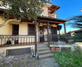 VILLA A SCHIERA A SAN CESAREO