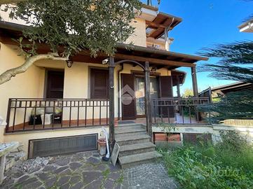 VILLA A SCHIERA A SAN CESAREO