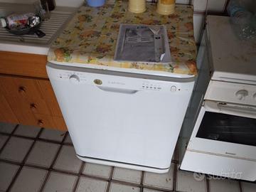 lavastoviglie Ariston esterna