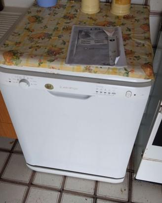 lavastoviglie Ariston esterna