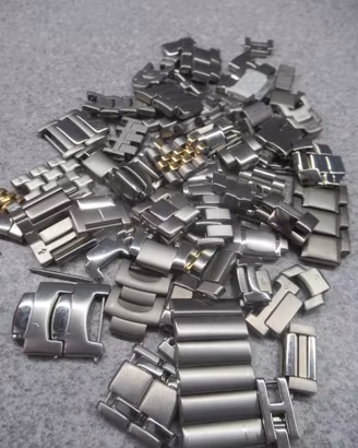Lotto 300 grammi di maglie sfuse per orologi