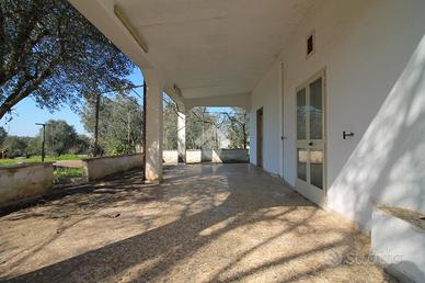 VILLA A SCHIERA A OSTUNI
