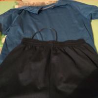 calcio maglia e pantaloncini azzurri 