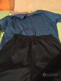 calcio maglia e pantaloncini azzurri 