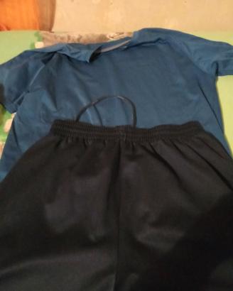 calcio maglia e pantaloncini azzurri 
