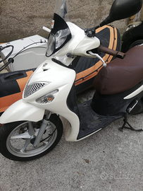 Moto scuter Suzuki sixteen