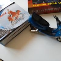 accendino a forma di scooter e di bici