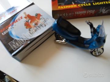accendino a forma di scooter e di bici