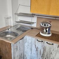 Cucina in legno artigianale con forno e induzione