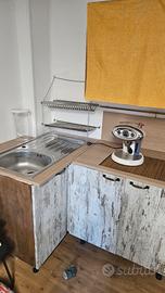 Cucina in legno artigianale con forno e induzione