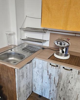 Cucina in legno artigianale con forno e induzione