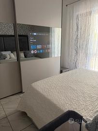 Camera da letto con tv incorporata armadio
