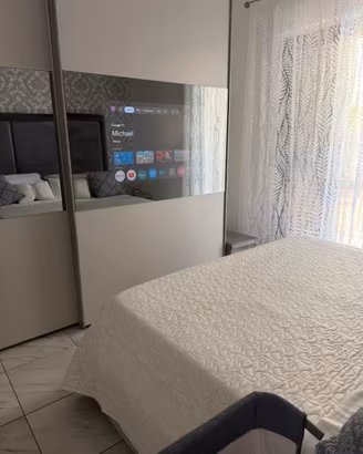 Camera da letto con tv incorporata armadio