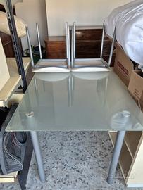 Tavolo in vetro moderno