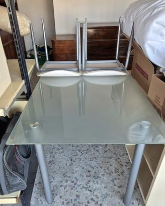 Tavolo in vetro moderno