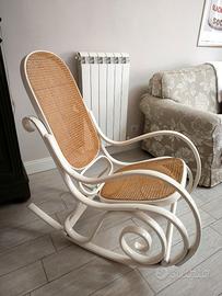 Sedia a dondolo vintage in legno curvato e paglia