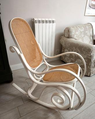 Sedia a dondolo vintage in legno curvato e paglia