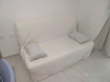 Divano letto come nuovo.