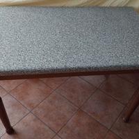 Tavolo da cucina da 6 posti allungabile.