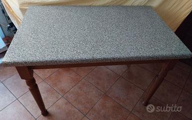 Tavolo da cucina da 6 posti allungabile.