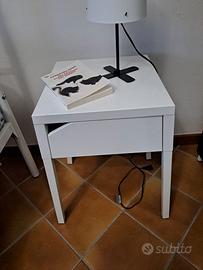 Comodino in metallo bianco