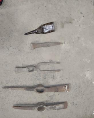 Attrezzi da giardino in ferro battuto antichi 