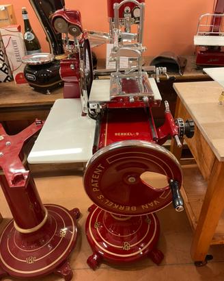 Affettatrice Berkel modello 9H restaurata rossa