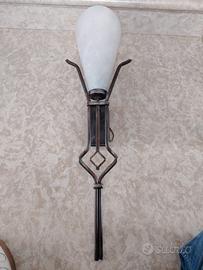 lampada da parete in ferro battuto e vetro scavo 