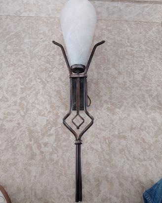 lampada da parete in ferro battuto e vetro scavo 