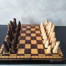 Scacchiera in legno fatta a mano con scacchi