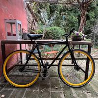 Bici a scatto fisso gialla e nera