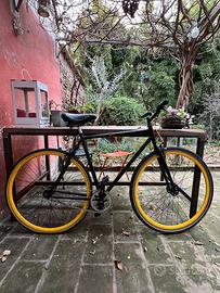 Bici a scatto fisso gialla e nera